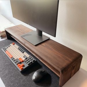 Kệ màn hình uốn cong làm từ gỗ thông nguyên khối