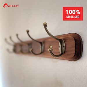 Chi tiết móc treo quần áo từ gỗ óc chó với móc từ hợp kim không gỉ
