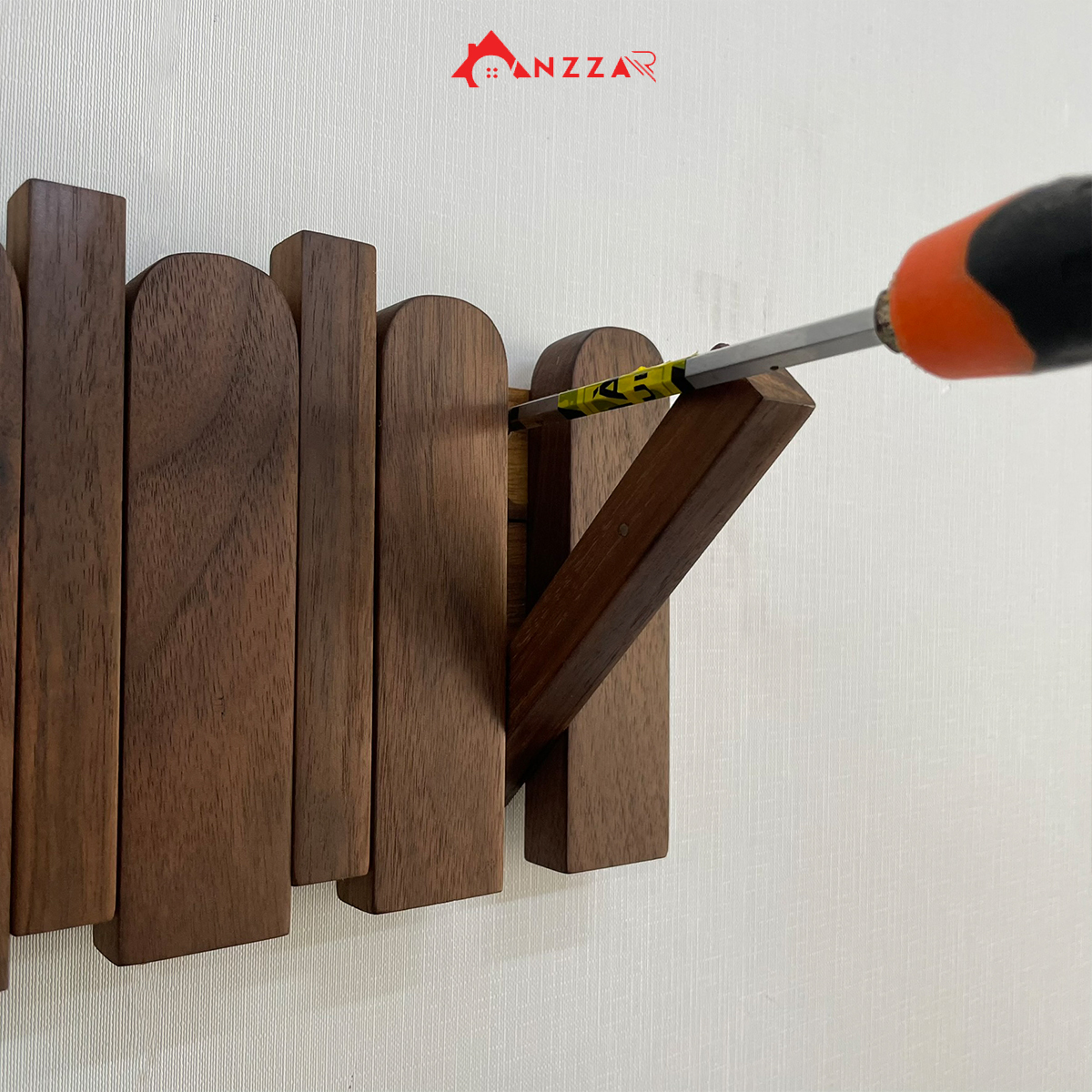 Lắp đặt móc treo tường gỗ óc chó nguyên khối